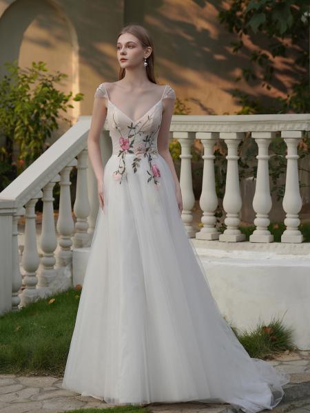 Romantisches Brautkleid mit floraler Stickerei & zarten Trägern SH-021